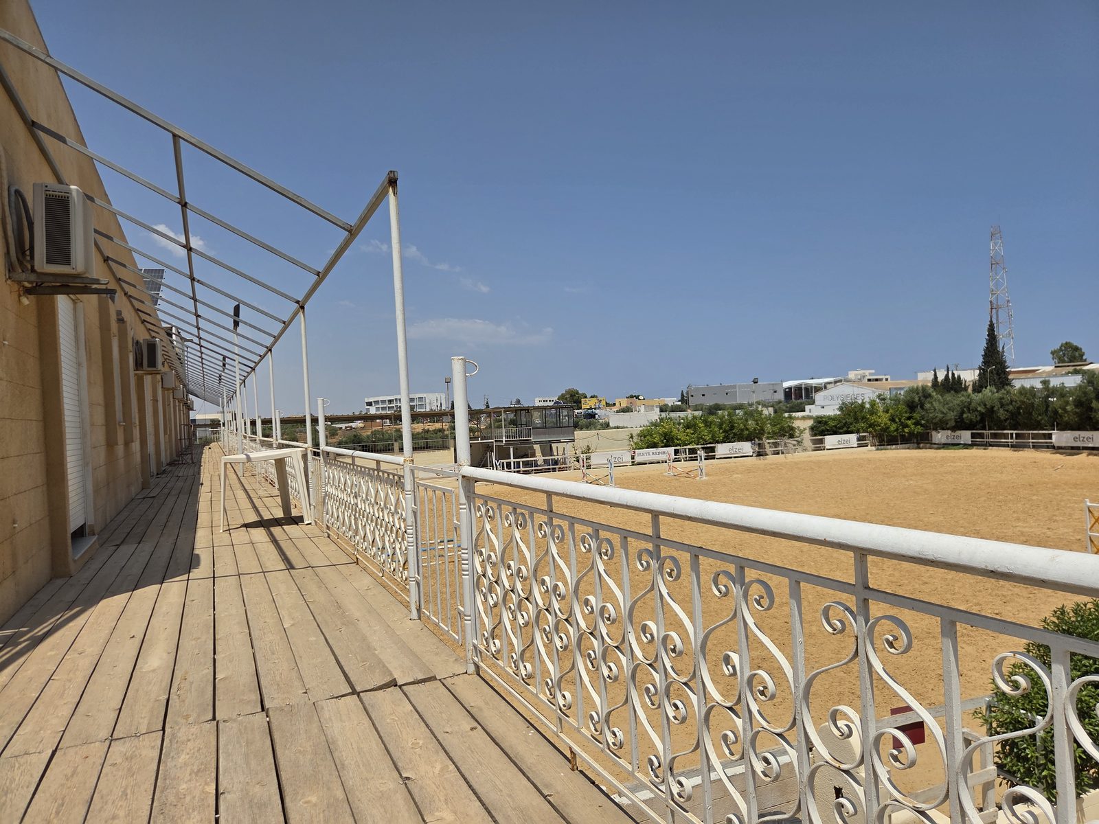 The guest terrace running above the arena
